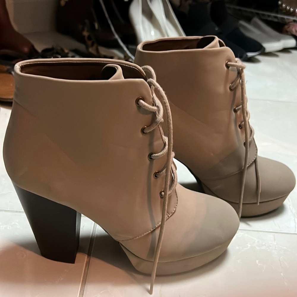Size 9 cute tan booties